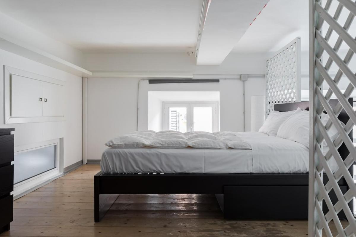 Trevi Fountain Modern Loft *