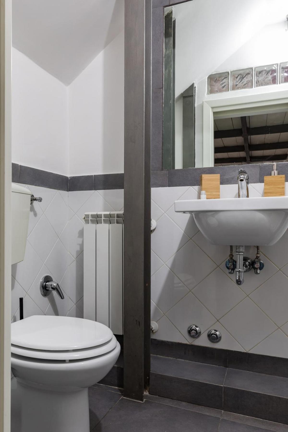 Trevi Fountain Modern Loft Apartment